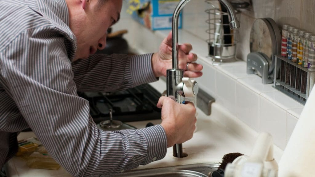 Reparación de grifo de cocina