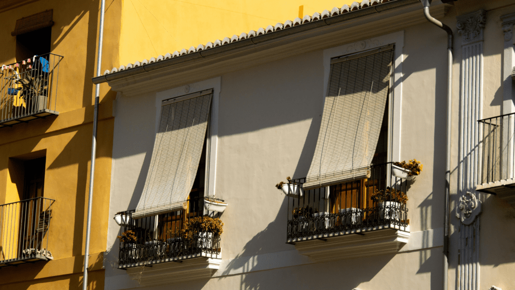 Persianas exteriores en balcones.