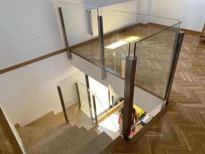 Instalación de techo de cristal en patio